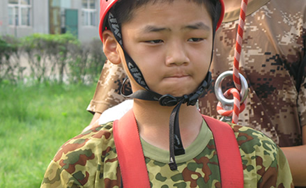 鱼跃军事夏令营活动之高空素质拓展