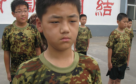 聊城鱼跃军事夏令营活动之军姿