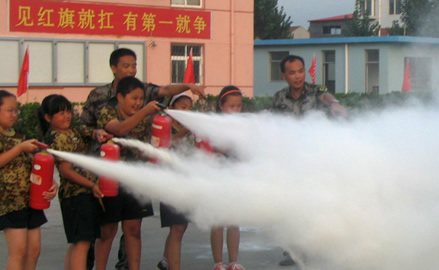 鱼跃军事夏令营活动之消防演练