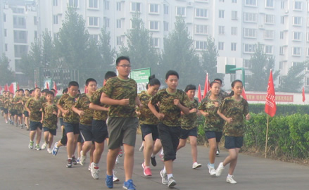 台儿庄鱼跃军事夏令营活动之早操