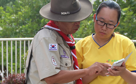 韩国童军领袖莅临台儿庄夏令营进行指导活动
