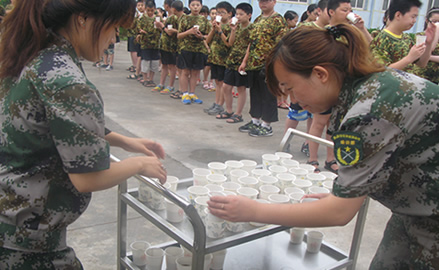 鱼跃军事夏令营活动之防暑