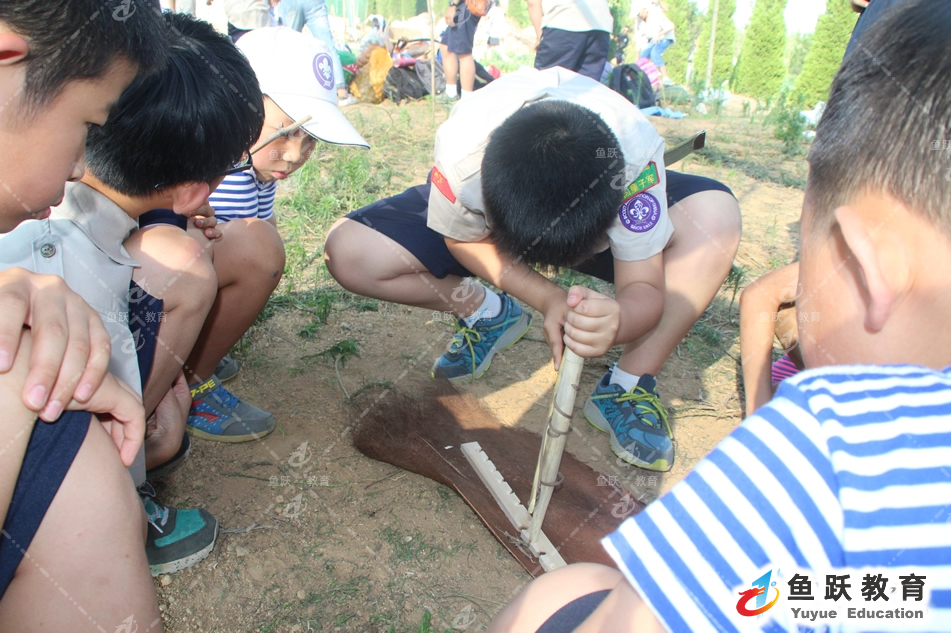 中国童子军峄城夏令营—钻木取火